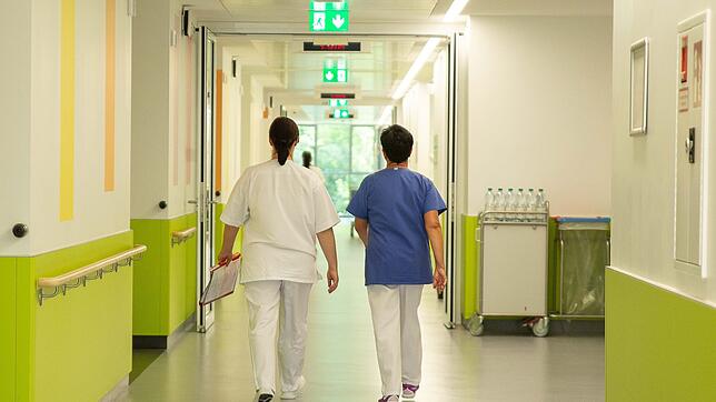Zwei Mitarbeiterinnen sind im Kreisklinikum unterwegs. Derzeit weist das Krankenhaus einen hohen Krankenstand auf.