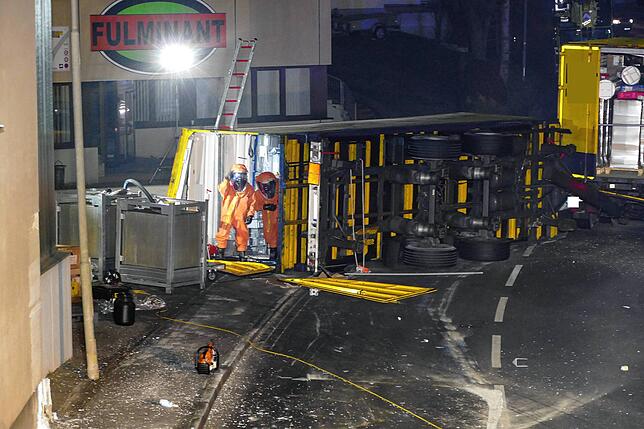 Einsatzkräfte in Chemikalien-Schutzanzügen beim Umpumpen der Gefahrstoffe / Bild: Feuerwehr Stockach