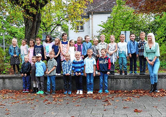 Die Klasse 1b der Gemeinschaftsschule Steißlingen mit Ihrer Klassenlehrerin Anja Lohr bei der Einschulungsfeier am ersten Schultag.