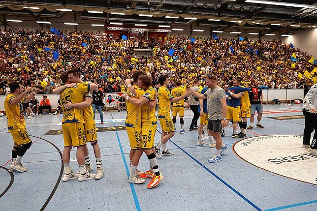 Bild 6: HSG Konstanz feiert den Aufstieg in die 2. Handball-Bundesliga. Bilder vom Spiel gegen Hildesheim