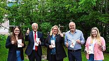 Sie haben die Broschüre bereits in der Hand und freuen sich auf den Kindersommer (von links): Chiara Kilguß, Veranstaltungsleitung ...