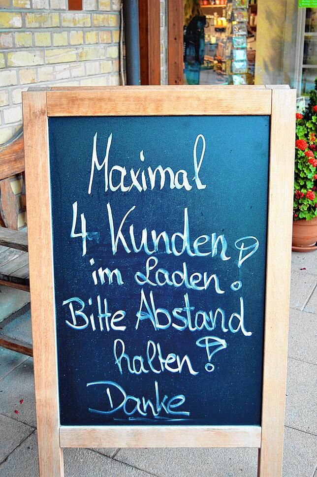 &bdquo;Maximal vier Kunden im Laden! Bitte Abstand halten! Danke&ldquo;, steht auf einer Tafel vor dem Eingang des Hofladens in der ...