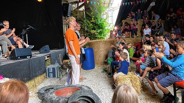 Kinder klatschen enthusiastisch nach der Aufführung von &bdquo;Die Kuh Rosmarie&ldquo;, aufgrund zahlreicher Besucher gab es eine ...