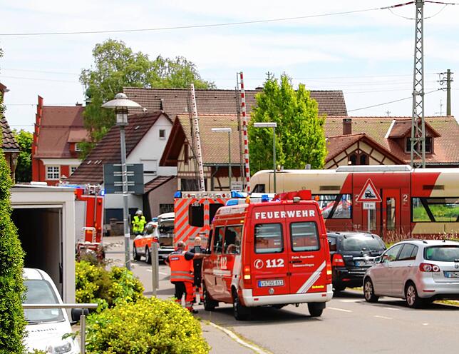 Der Ringzug muss vor dem Bahnübergang stoppen und die Passagiere werden evakuiert.