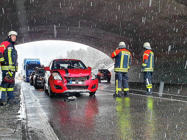 Am Unfallort waren neben der Polizei auch Helfer der Feuerwehr im Einsatz.