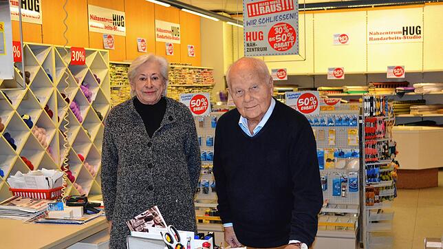 Eine Ära im Tiengener Einzelhandel geht zu Ende: Klaus Hug (rechts, mit Mitarbeiterin Angelika Kaiser) schließt nach 54 Jahren das Hug ...