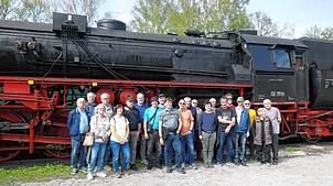 Die Eisenbahnfreunde aus Zittau und Villingen informieren sich im Betriebswerk Rottweil der Eisenbahnfreunde Zollernbahn über ...