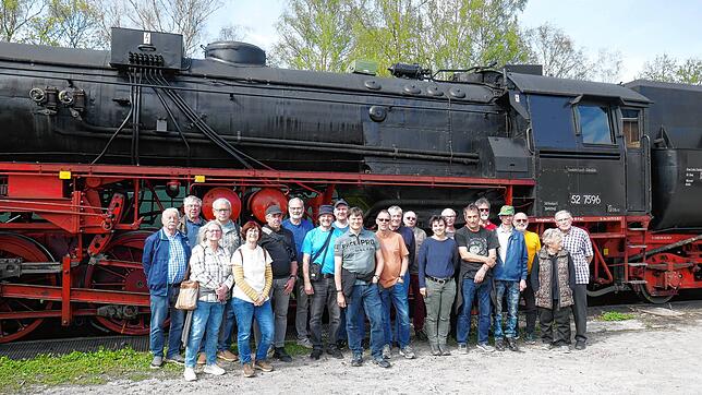 Die Eisenbahnfreunde aus Zittau und Villingen informieren sich im Betriebswerk Rottweil der Eisenbahnfreunde Zollernbahn über ...