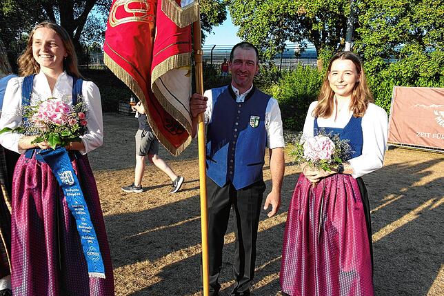 Bild 2: Bilder vom Sternmarsch und Fahneneinmarsch zum 175-jährigen Bestehen der Musikkapelle Ailingen