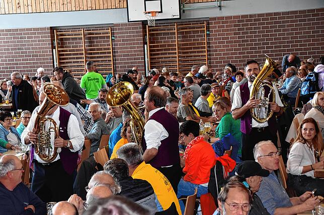Bild 13: Oldtimer, Schlachtplatte, Musik: So war das Herbstfest in Orsingen