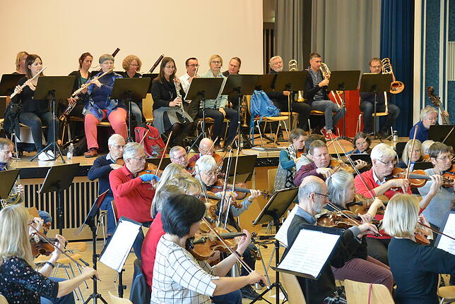 Das Sinfonieorchester Friedrichshafen arbeitet an den Feinheiten für das Konzert am 22. Dezember.
