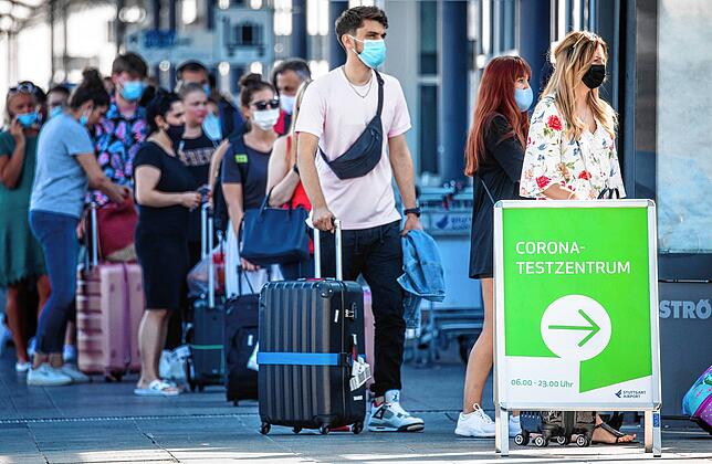 Diese Touristen kommen aus Spanien zurück. Wartezeiten sind kaum zu vermeiden.