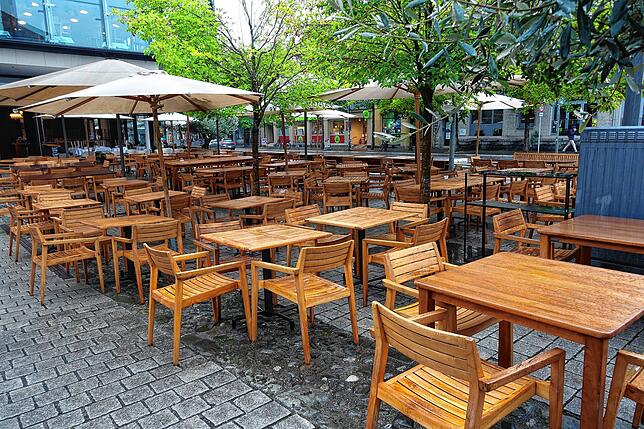 Löwenplatz: Hier, an der Ecke Bruderturmgasse/Bodanstraße, gibt es massenhaft Sitzplätze für Restaurant-Gäste und keine einzige Bank für ...