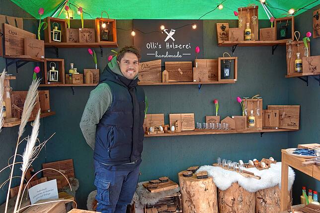 In diesem Jahr waren viele neue Anbieter beim Ostermarkt dabei. Dazu zählte auch Starfußballer Olli Sorg mit seinen handgefertigten ...
