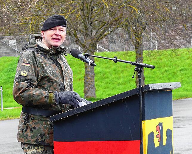 Generalmajor Ruprecht vonButler würdigte die Leistung des Artilleriebataillons 295 mit einem Fahnenband, das als höchste Auszeichnung ...