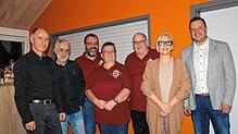 Sie erhalten von Ortsvorsteher Matthias Schupp (rechts) einen besonderen Dank für ihre Einsätze bei der Renovierung der Halle (von ...