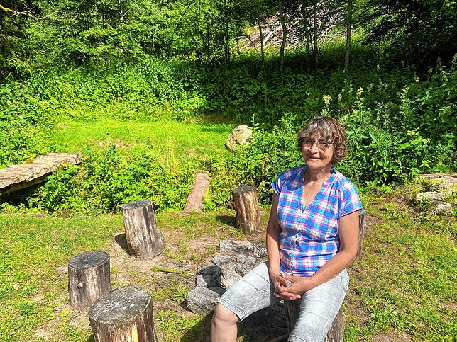 Simone Weiß stellt ihren Lieblingsplatz am Schildbach den Gästen zur Verfügung.