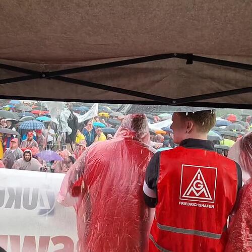 Platzregen bei der Protestaktion