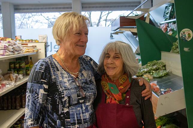 Gisela Heise aus Berau (links) und Benedetta Müller-Meier aus Waldshut arbeiten gern im Tafelladen.