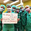 Mitarbeiter des Häfler Klinikums wenden sich mit einem dringenden Appell an die Öffentlichkeit: &bdquo;Wir bleiben für euch da. Bleibt ...