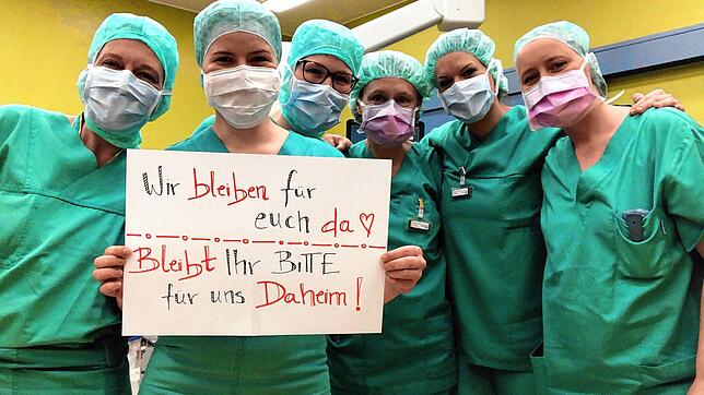 Mitarbeiter des Häfler Klinikums wenden sich mit einem dringenden Appell an die Öffentlichkeit: &bdquo;Wir bleiben für euch da. Bleibt ...