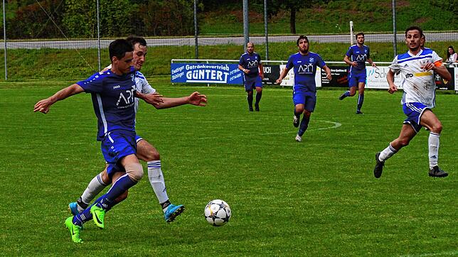Bereit fürs Spitzenspiel: Jonathan Grießer (vorn) und der FC Geißlingen haben sich zuletzt beim 3:2-Sieg in Weizen warm gespielt für ...