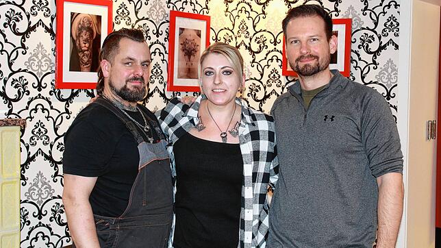 Joachim und Salome Dierking haben in ihrem Tattoo-Studio Tough Enough mit Gabor Kovacz (rechts) einen versierten Gasttätowierer im Haus.
