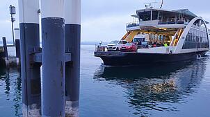 (Archivbild) Einfach und bequem über den See statt um ihn herum: Fähren sind vom Bodensee nicht mehr wegzudenken. Der tägliche Verkehr ...