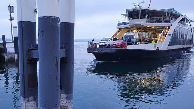 (Archivbild) Einfach und bequem über den See statt um ihn herum: Fähren sind vom Bodensee nicht mehr wegzudenken. Der tägliche Verkehr ...