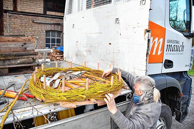 Astrid Wochner ergänzt die Plattform noch mit ein paar Ästen. Die Störche können auf dieses Basis dann wieder ein Nest wachsen lassen.