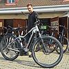 Dennis Wieland verleiht im Hinterhof des Gasthof Rebstock in Friedrichshafen Räder. &bdquo;Der Trend geht zum E-Bike&ldquo;, bestätigt er.