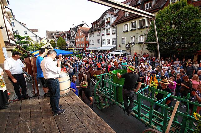 Vor der Traubenannahme des Winzervereins ist jede Menge los, als am Donnerstag der letzte Zuber nach 100 Jahren angeliefert wird. Im ...
