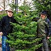 Werner Sknzypuletz (links) kauft in der Rietstraße eine Nordmann-Tanne bei Karl Schüle.