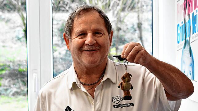 Geheimwaffe: Ehe Kurt Schneeberger (70) vom SV Karsau im Spiel die Gelbe Karte zieht, zeigt er dem Spieler erstmal seinen Talisman. Den ...
