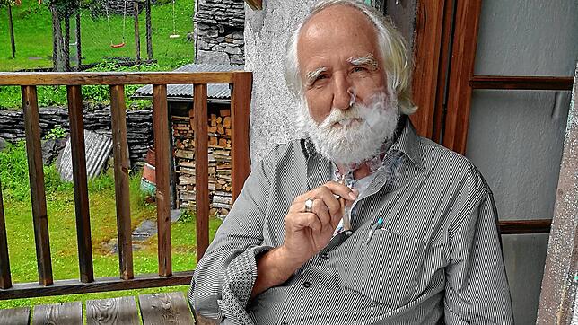 „Bevor einem der Kragen platzt, kann der Humor helfen.“ Der Künstler Peter Zahrt im  Tessin, das für ihn eine Seelenheimat geworden ist.
