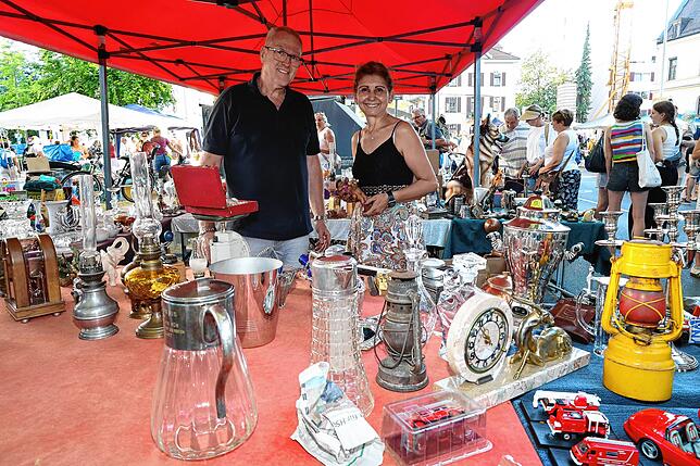 Bild 27: Mega Flohmarkt in Konstanz und Kreuzlingen: die ersten Besucher schlendern über die Verkaufsflächen