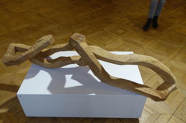 Lebenslinien symbolisiert die Holzskulptur der Bernauer Künstlerin Christel-Andrea Steier