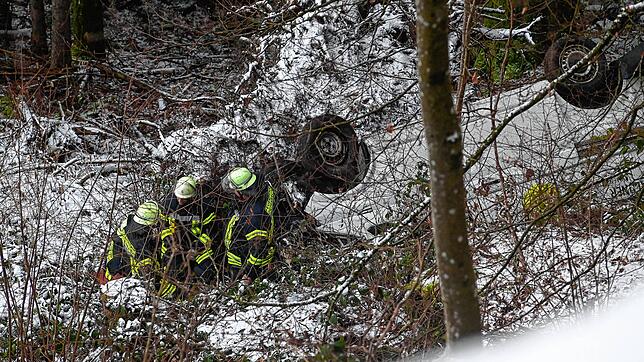 Weißer Transporter in weiß geschneitem Wald: Feuerwehrleute sichern das Fahrzeug, das einen 60 Meter tiefen Steilhang hinuntergestürzt ist.