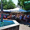 Schon zum Festauftakt zeigten sich viele Gäste beim Gassenfest in der Helgengasse, wo auch der Dorfbrunnen steht. Bild: Bernd Schwarz