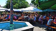 Schon zum Festauftakt zeigten sich viele Gäste beim Gassenfest in der Helgengasse, wo auch der Dorfbrunnen steht. Bild: Bernd Schwarz