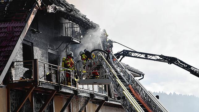 Beim Eintreffen der Feuerwehr war das Treppenhaus durch starke Rauchentwicklung bereits blockiert.