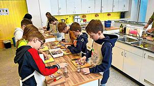 Die Schüler können bei der Naturpark-Kochschule Rezepte ausprobieren und die Speisen in Gläschen mit nach Hause nehmen. Bild: Annabelle ...