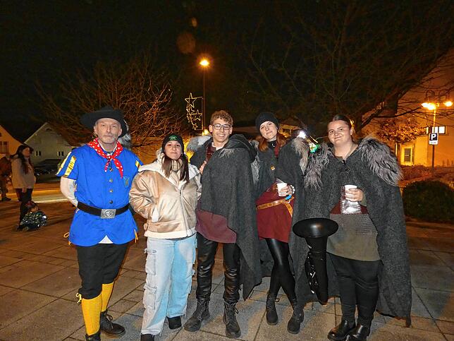 Bild 25: Der Narrenverein feiert mit der Bevölkerung den Beginn der Fasnacht auf dem Rathausplatz