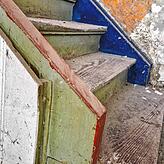 Bunte Treppe: Diese Farben sind nicht historisch, sondern ein Werk der letzten Hausbewohner. Das Mintgrün der Fensterrahmen taucht hier ...