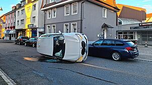 Knapp unterhalb der Einbiegung zur Herdstraße kommt es zwischen 6 und 7 Uhr am Samstagmorgen zum Unfall. Das Auto muss abgeschleppt ...