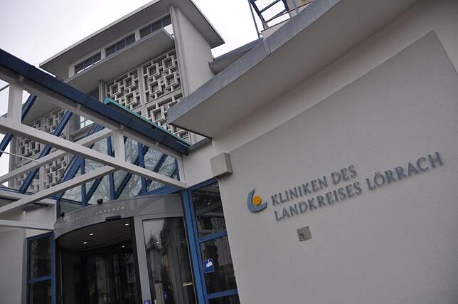 Das bislang kirchliche St.-Elisabethen-Krankenhaus (links) ist seit Jahresbeginn ein Tochterunternehmen der Kreiskliniken Lörrach. ...