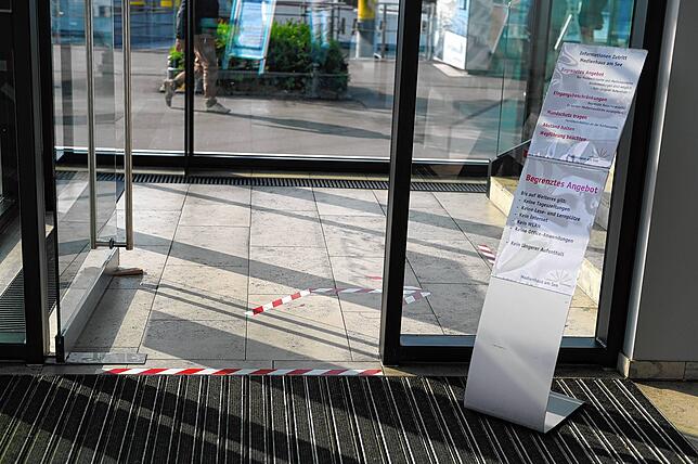 Ins Medienhaus &ndash; und damit auch zum Kiesel &ndash; geht&lsquo;s aktuell nur linksherum: Die Wegeführung ermöglicht das ...