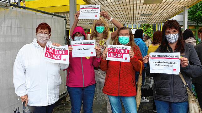 Die Beschäftigten der SRH-Kliniken im Landkreis Sigmaringen machten am Mittwochmittag bei einem Flashmob der Gewerkschaft Verdi ihrem ...