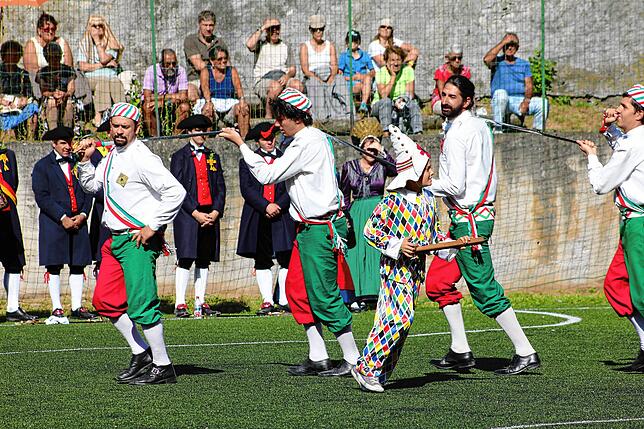 Schwerttanz ohne Nähe geht nicht – hier sind es die Freunde der „Gruppo Folkloristico Bal da Sabre“ aus dem ...