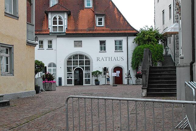 17.13 Uhr: Im Hof des Bischofschlosses laufen bereits die Vorbereitungen zur Bekanntgabe des vorläufigen amtlichen Ergebnisses der ...